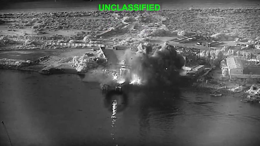 Un frame tratto da un video mostra la terza notte consecutiva di attacchi contro l'Iran, 14 luglio 2026. (ANSA)