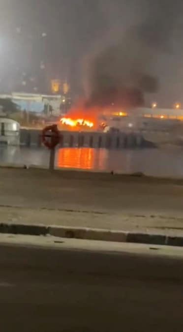 Un incendio divampa nel porto dell’isola di Kish, in Iran. (via REUTERS)
