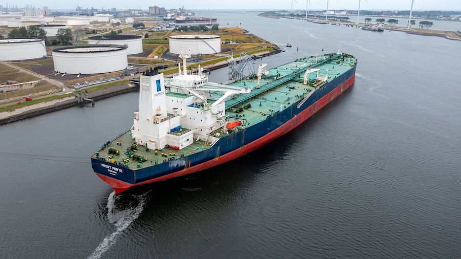 Una foto della VLCC Mobassa B (precedentemente denominata Front Forth), una delle due petroliere che, secondo quanto affermato dal ministero della Difesa degli Emirati Arabi Uniti, sarebbero state colpite da missili da crociera iraniani mentre transitavano nello Stretto di Ormuz. (via REUTERS)