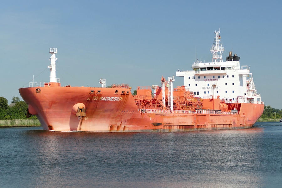 Una foto della nave cisterna per prodotti chimici Stolt Magnesium, che martedì ha preso fuoco a seguito dell’“esplosione di un dispositivo esterno non identificato” mentre navigava nel Mar Arabico al largo delle coste dell’Oman. (via REUTERS)