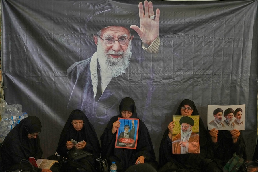 Alcune donne siedono sotto un ritratto del defunto Leader Supremo Ali Khamenei mentre i partecipanti si radunano per commemorare il defunto leader presso la Grande Moschea Mosalla dell’Imam Khomeini a Teheran, in Iran, martedì 14 luglio 2026. (APN)