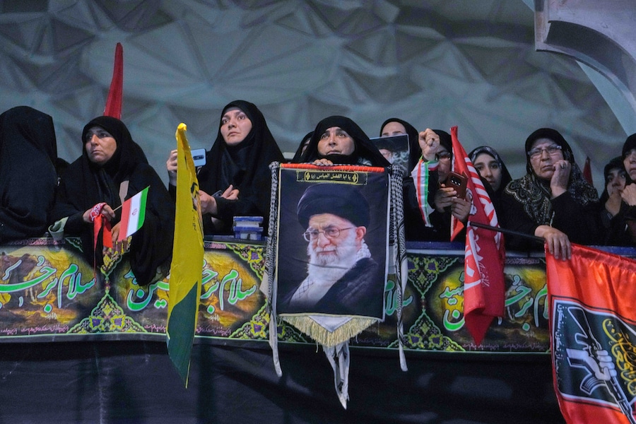 Un partecipante al funerale tiene in mano un ritratto del defunto leader supremo iraniano, l’ayatollah Ali Khamenei, durante una cerimonia in suo ricordo presso la Grande Moschea Mosalla dell’Imam Khomeini a Teheran, martedì 14 luglio 2026. (APN)