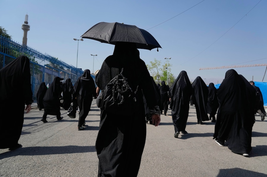 I partecipanti si recano a piedi alla cerimonia in memoria del defunto Leader Supremo, l’Ayatollah Ali Khamenei, presso la Grande Moschea Imam Khomeini (Mosalla) a Teheran, martedì 14 luglio 2026. (APN)