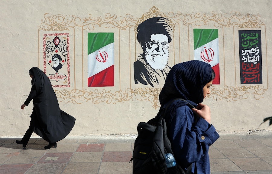 Alcune donne iraniane passano davanti a un murale raffigurante il defunto leader supremo iraniano, l’ayatollah Ali Khamenei, in una strada di Teheran, in Iran, il 15 luglio 2026. (EPA)
