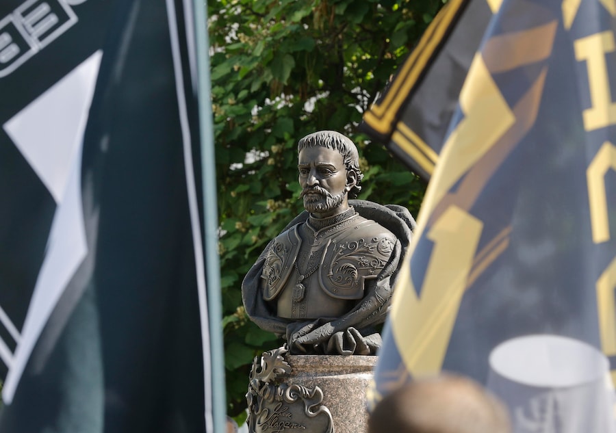 Il monumento commemorativo dedicato allo storico leader ucraino, l’etmano Ivan Mazepa, nella Lavra di Pechersk a Kiev, Ucraina, il 14 luglio 2026. (EPA)