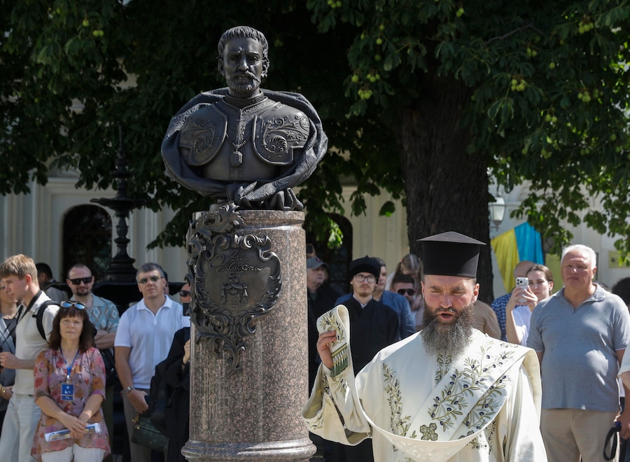 Un sacerdote ortodosso ucraino partecipa a una funzione religiosa e alla benedizione di un monumento commemorativo in onore dello storico leader militare, politico e civile ucraino, l’etmano Ivan Mazepa, presso la Lavra di Pechersk a Kiev, in Ucraina, il 14 luglio 2026. L’ingresso al complesso delle Grotte Lontane era stato danneggiato durante un attacco russo con missili e droni contro Kiev, il 24 gennaio 2026. (EPA)