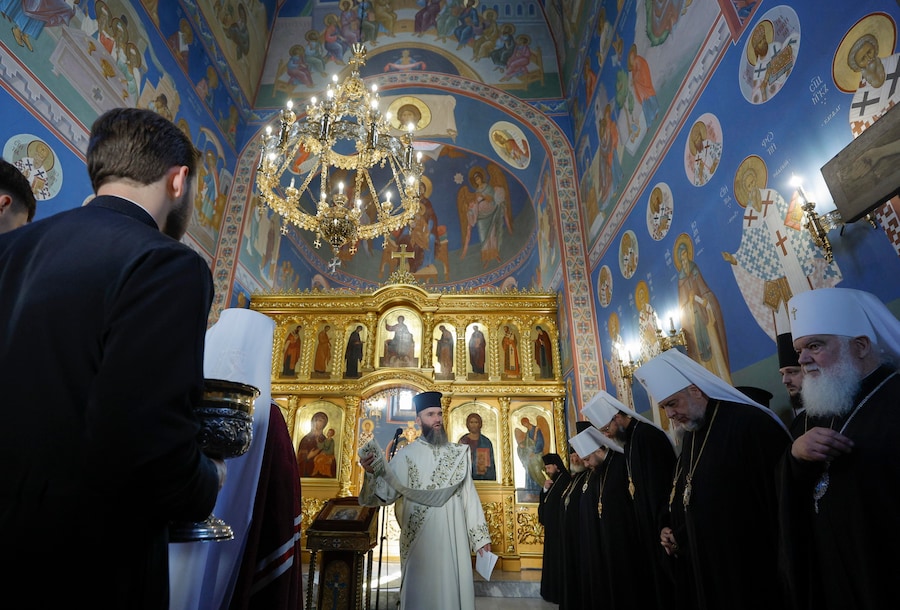 Sacerdoti ortodossi ucraini partecipano a una funzione religiosa per l’Ucraina durante la cerimonia di inaugurazione delle Grotte Lontane presso la Lavra di Pechersk a Kiev, in Ucraina, il 14 luglio 2026. L’ingresso al complesso delle Grotte Lontane è stato danneggiato durante un attacco russo con missili e droni contro Kiev, il 24 gennaio 2026. (EPA)