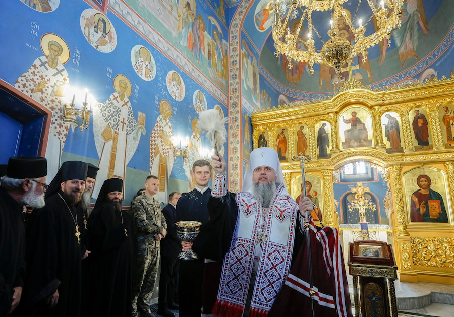 Il metropolita Epifanio, capo della Chiesa ortodossa dell’Ucraina, celebra una funzione religiosa per l’Ucraina durante la cerimonia di inaugurazione delle Grotte Lontane presso la Lavra di Pechersk a Kiev, in Ucraina, il 14 luglio 2026. L’ingresso al complesso delle Grotte Lontane era stato danneggiato da un attacco russo con missili e droni contro Kiev, il 24 gennaio 2026. EPA/SERGEY DOLZHENKO (EPA)