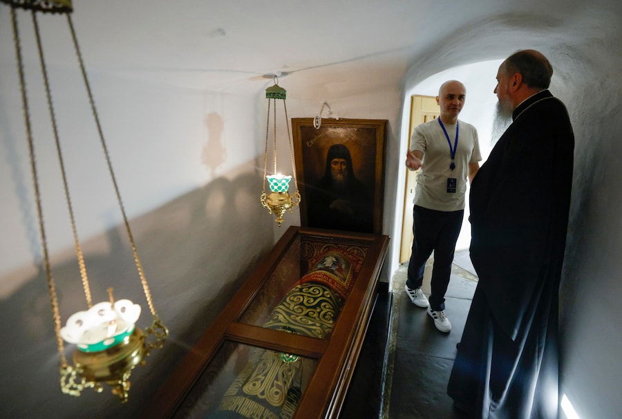 Il metropolita Epifanio (a destra), capo della Chiesa ortodossa dell’Ucraina, visita le Grotte Lontane dopo la loro riapertura presso la Lavra di Pechersk a Kiev, in Ucraina, il 14 luglio 2026. L’ingresso al complesso delle Grotte Lontane era stato danneggiato durante un attacco russo con missili e droni contro Kiev, il 24 gennaio 2026. (EPA)
