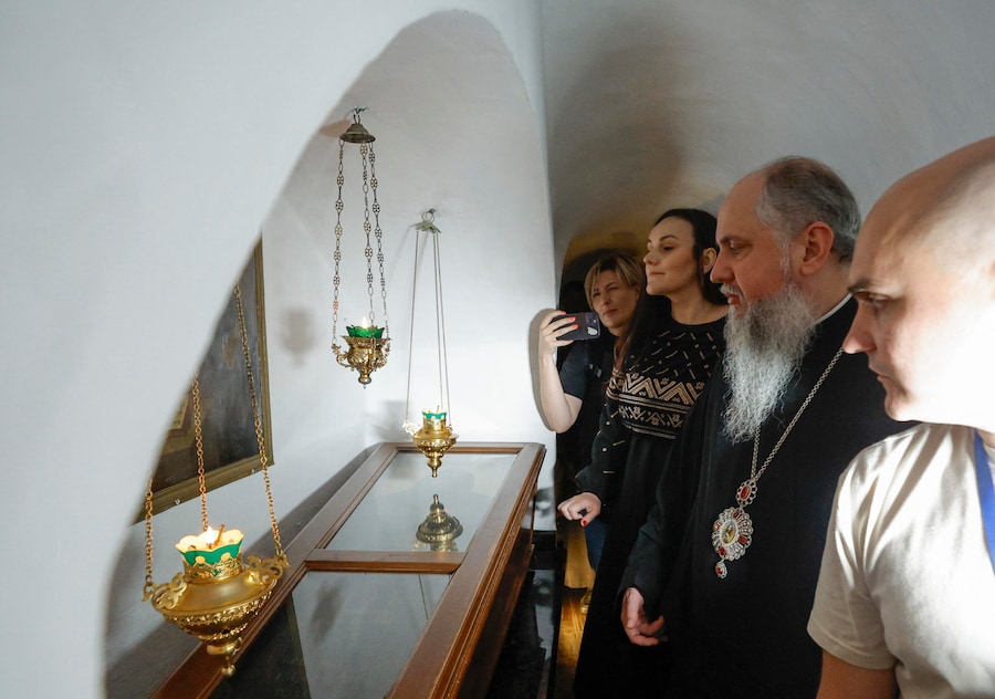 Il metropolita Epifanio, capo della Chiesa ortodossa dell’Ucraina, visita le Grotte Lontane dopo la loro riapertura presso la Lavra di Pechersk a Kiev, in Ucraina, il 14 luglio 2026. L’ingresso al complesso delle Grotte Lontane era stato danneggiato durante un attacco russo con missili e droni contro Kiev, il 24 gennaio 2026. (EPA)