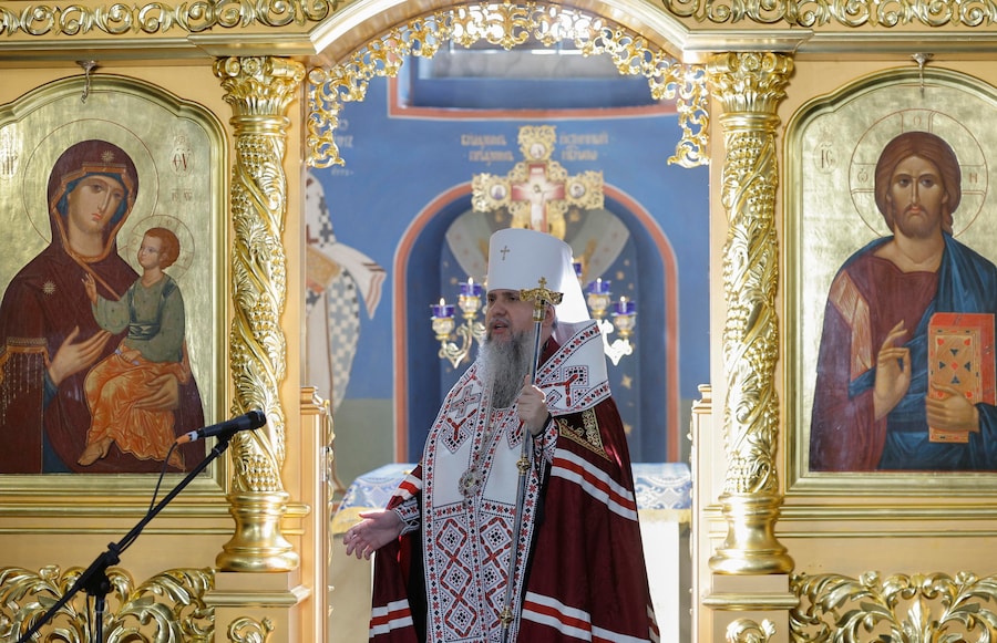 Il metropolita Epifanio, capo della Chiesa ortodossa dell’Ucraina, celebra la funzione religiosa per l’Ucraina durante la cerimonia di riapertura delle Grotte Lontane nella Lavra di Pechersk a Kiev, in Ucraina, il 14 luglio 2026. (EPA)