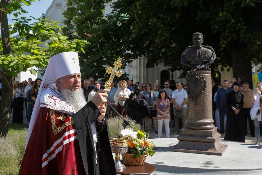Il metropolita Epifanio, capo della Chiesa ortodossa dell’Ucraina, presiede una funzione religiosa e la benedizione di un monumento commemorativo in onore dello storico leader militare, politico e civile ucraino, l’etmano Ivan Mazepa, presso la Lavra di Pechersk a Kiev, in Ucraina, 14 luglio 2026. Alla Lavra di Pechersk di Kiev si sono svolti due eventi significativi: la riapertura delle Grotte Lontane ai pellegrini e ai visitatori e la benedizione del cartello commemorativo in onore dell’etmano Ivan Mazepa. L’ingresso al complesso delle Grotte Lontane era stato danneggiato da un attacco russo con missili e droni contro Kiev, il 24 gennaio 2026. (EPA)