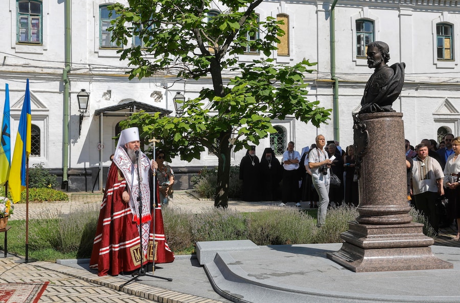 La benedizione di un monumento commemorativo in onore dello storico leader militare, politico e civile ucraino, l’etmano Ivan Mazepa, presso la Lavra di Pechersk a Kiev, in Ucraina, 14 luglio 2026. (EPA)