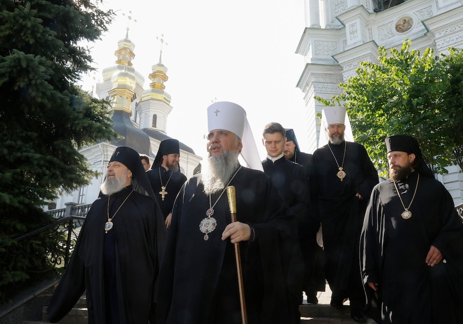 Il metropolita Epifanio (al centro), capo della Chiesa ortodossa dell’Ucraina, e altri sacerdoti ortodossi ucraini camminano al termine di una funzione religiosa per l’Ucraina durante la cerimonia di inaugurazione delle Grotte Lontane presso la Lavra di Pechersk a Kiev, in Ucraina, 14 luglio 2026. L’ingresso al complesso delle Grotte Lontane era stato danneggiato da un attacco russo con missili e droni contro Kiev, il 24 gennaio 2026. (EPA)