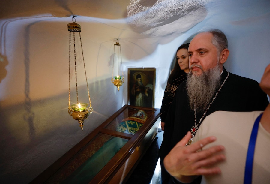 Il metropolita Epifanio, capo della Chiesa ortodossa dell’Ucraina, visita le Grotte Lontane dopo la loro riapertura presso la Lavra di Pechersk a Kiev, in Ucraina, il 14 luglio 2026. L’ingresso al complesso delle Grotte Lontane era stato danneggiato durante un attacco russo con missili e droni contro Kiev, il 24 gennaio 2026. (EPA)
