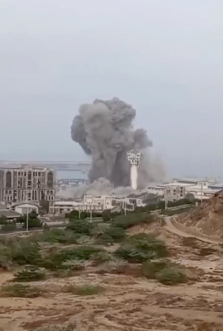 Il fumo si alza a Chabahar, in Iran, in questo screenshot tratto da un video pubblicato sui social media. (Social Media via REUTERS)