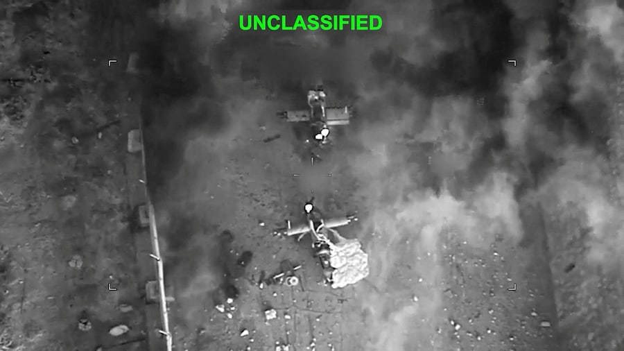 Il fumo si alza da un'esplosione in una località sconosciuta, durante quelli che il Comando Centrale degli Stati Uniti (CENTCOM) definisce attacchi contro l'Iran, in questo fotogramma tratto da un video. (via REUTERS)