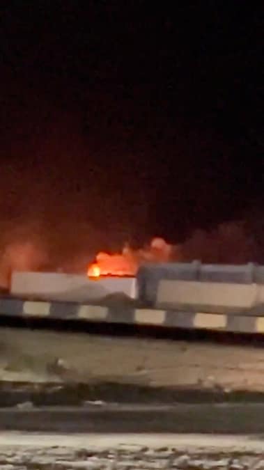 Fumo e fiamme si levano in seguito alle notizie riportate dai media iraniani riguardo a delle esplosioni a Chabahar, in Iran, in questa immagine tratta da un video pubblicato sui social media. (via REUTERS)
