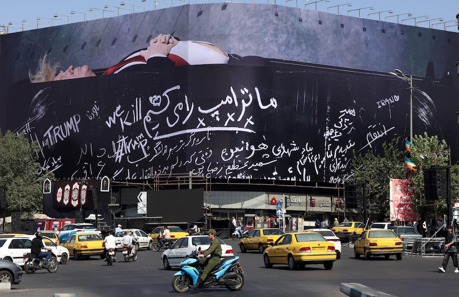 Un enorme cartellone pubblicitario anti-statunitense raffigurante il presidente degli Stati Uniti Trump in una bara, accompagnato dalla frase “Uccidiamo Trump”, è esposto in piazza Enghelab a Teheran, in Iran. (EPA)