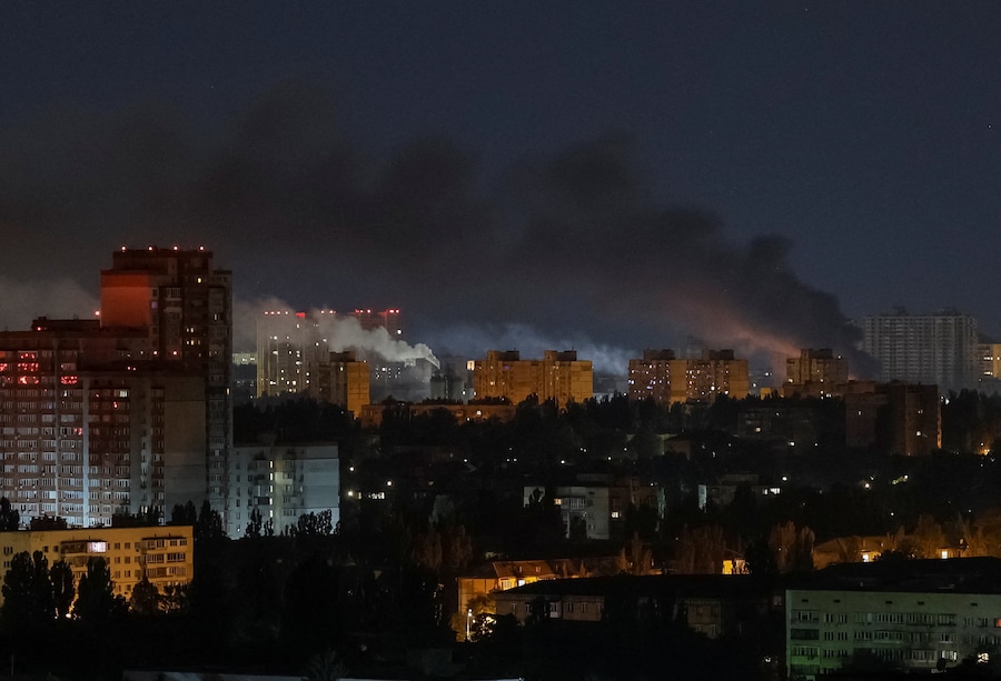 Il fumo si alza sulla città durante un attacco missilistico russo, nel contesto dell'offensiva russa contro l'Ucraina, a Kiev. (REUTERS)