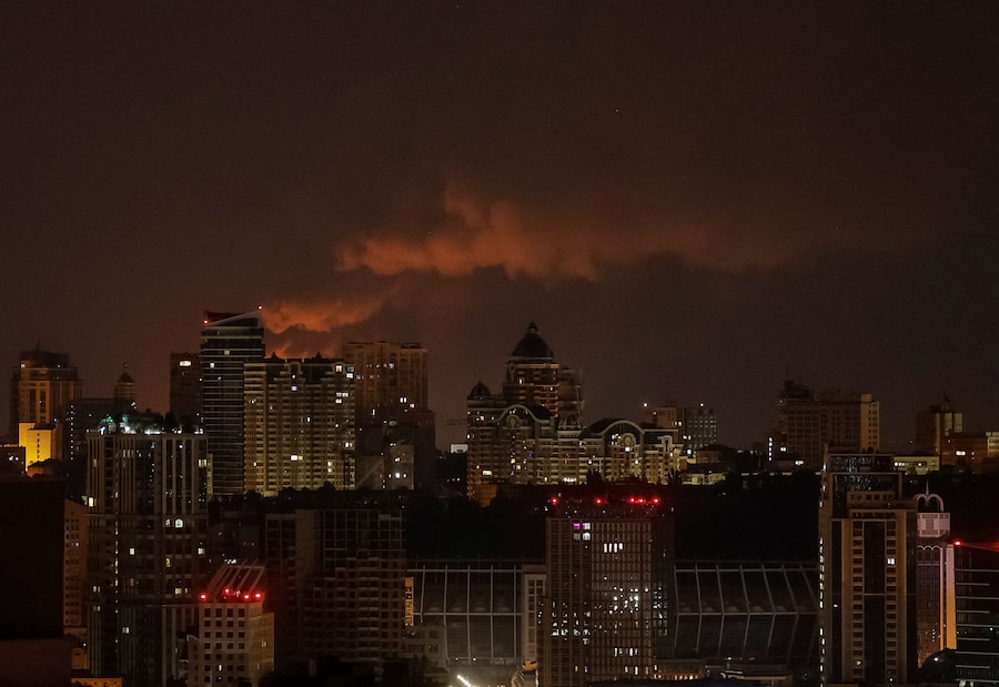 Il fumo si alza sulla città durante un attacco missilistico russo, nel contesto dell'offensiva russa contro l'Ucraina, a Kiev. (REUTERS)