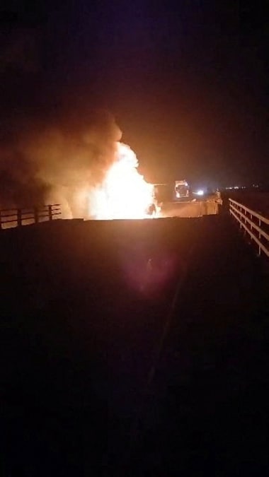 Un incendio divampa su un ponte danneggiato in seguito a un attacco a Bandar Khamir, nella provincia di Hormozgan (Iran) (Social Media via REUTERS)