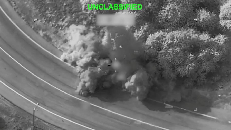 Del fumo si alza in seguito a un attacco in una località non precisata, durante quella che l’esercito statunitense definisce l’ultima ondata di raid contro l’Iran (via REUTERS)