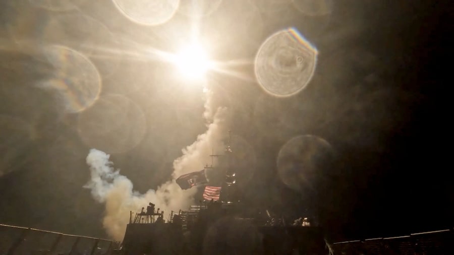 Una nave da guerra statunitense lancia un ordigno verso una località non precisata durante quella che le forze armate USA definiscono l’ultima ondata di attacchi contro l’Iran, colpendo “obiettivi militari iraniani quali postazioni di sorveglianza costiera e di difesa aerea, infrastrutture logistiche militari e capacità marittime” (via REUTERS)