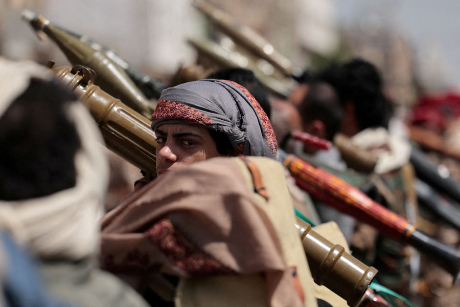 Un sostenitore degli Houthi osserva la scena durante una manifestazione filo-iraniana a Sana’a, nello Yemen (REUTERS)