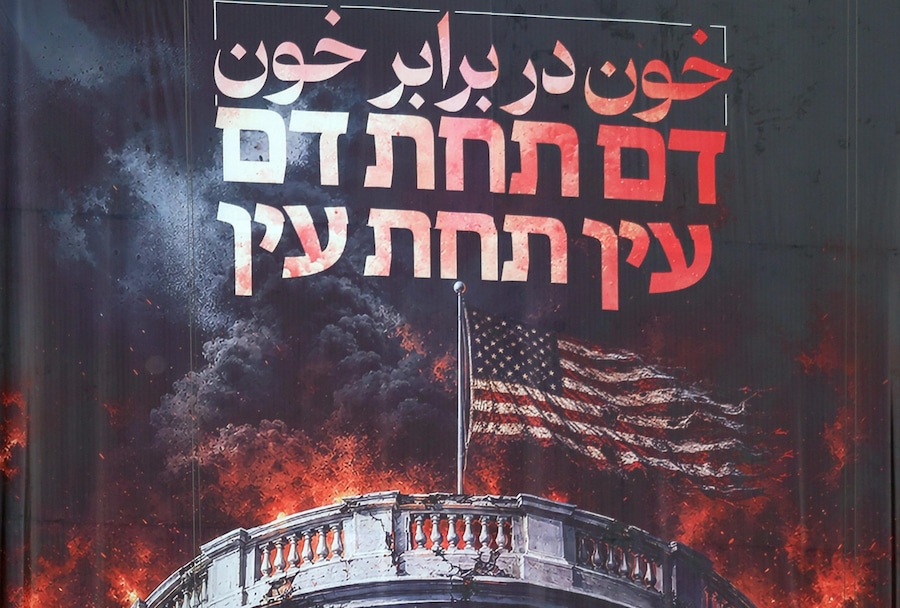 Un cartellone anti-USA recante la scritta in persiano “Sangue per sangue” è esposto a Piazza Palestina a Teheran, Iran (EPA)
