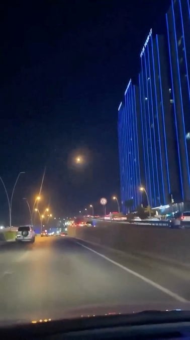 Un’esplosione in cielo causata dall’intercettazione di un drone a Erbil, in Iraq, visibile in questo fotogramma tratto da un video diffuso sui social media (Social Media via REUTERS)