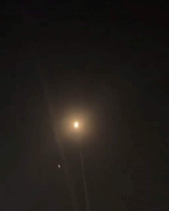 Un fermoimmagine tratto da un video mostra quello che l’IRIB definisce un missile a traiettoria evasiva, che la difesa aerea statunitense ha tentato di intercettare in una località non precisata del Bahrein (via REUTERS)