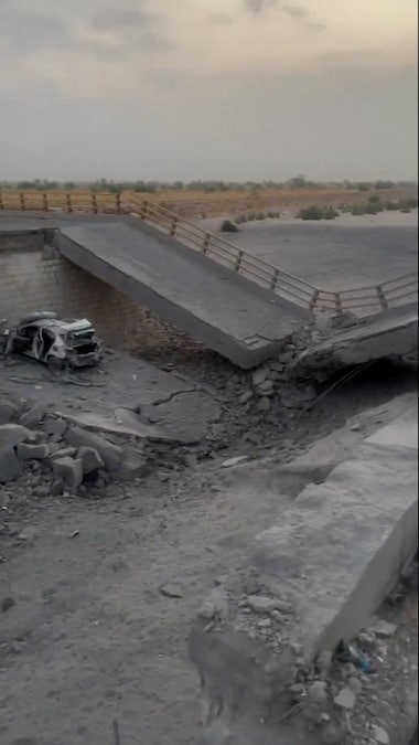 Una parte danneggiata di un ponte a seguito di un attacco a Bandar Khamir, nella provincia di Hormozgan (Iran) (Social Media via REUTERS)