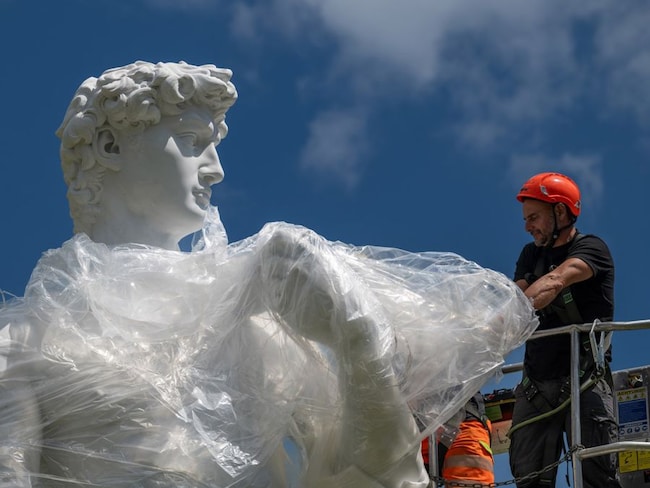 Una copia del David di Michelangelo sulle Alpi Svizzere