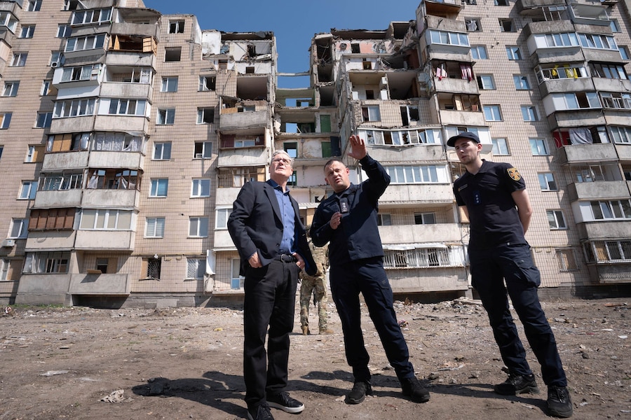 Il primo ministro britannico Keir Starmer incontra i soccorritori nella zona di Podilskyi a Kiev, colpita da numerosi attacchi missilistici russi il 6 luglio, in cui hanno perso la vita diverse persone, a Kiev, Ucraina, il 16 luglio 2026. (via REUTERS)