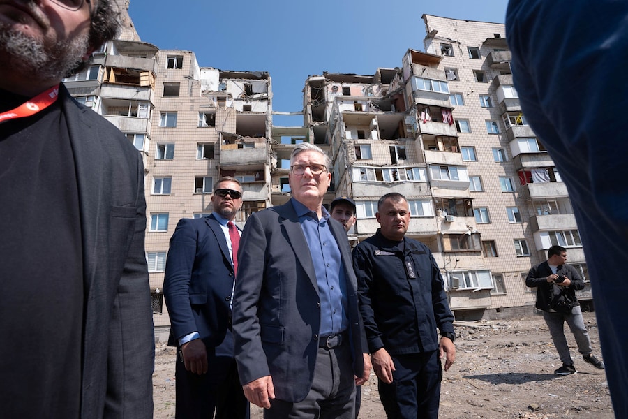 Il primo ministro britannico Keir Starmer incontra gli operatori dei servizi di emergenza nella zona di Podilskyi a Kiev, colpita da numerosi attacchi missilistici russi il 6 luglio, in cui hanno perso la vita diverse persone, a Kiev, Ucraina, il 16 luglio 2026. (via REUTERS)