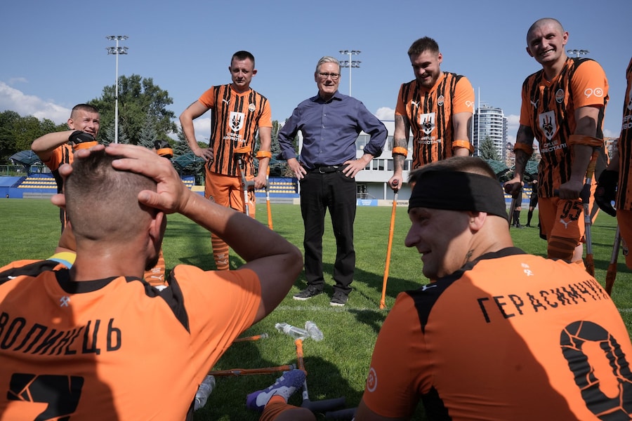 Il primo ministro britannico Keir Starmer incontra i membri di una squadra di calcio composta da veterani di guerra con amputazioni a Kiev, in Ucraina, il 16 luglio 2026. (via REUTERS)