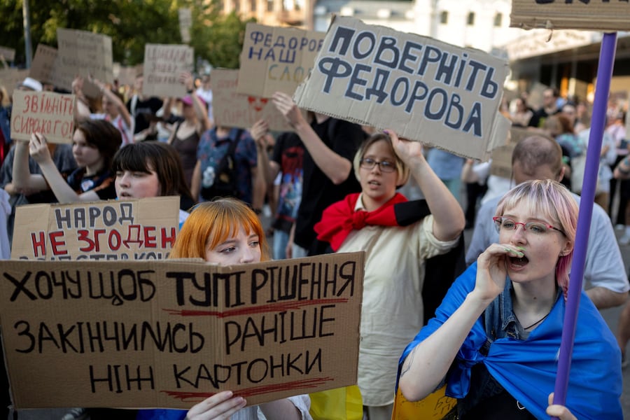 A Kiev, in Ucraina, il 16 luglio 2026, la gente protesta contro la decisione del presidente ucraino Volodymyr Zelenskiy di sostituire Mykhailo Fedorov alla carica di ministro della Difesa, mentre la Russia continua ad attaccare l’Ucraina. (REUTERS)