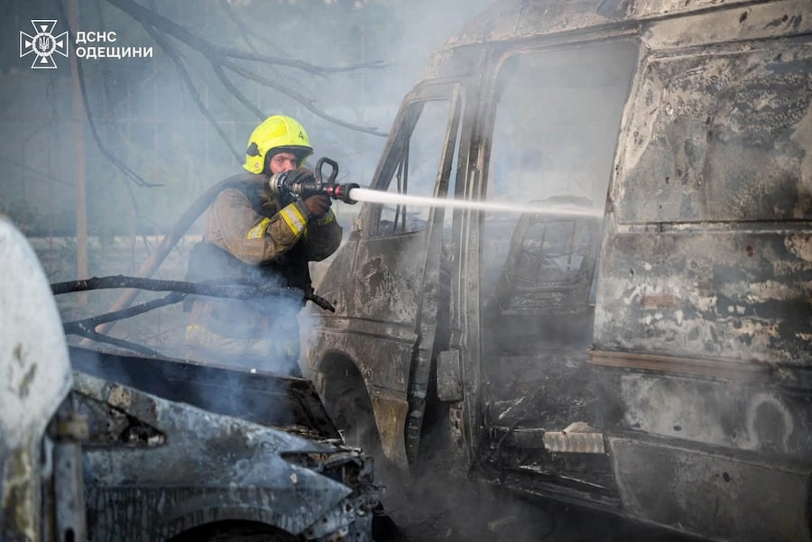 Un vigile del fuoco è al lavoro sul luogo di un'officina meccanica colpita da un attacco missilistico russo avvenuto in mattinata, nel contesto dell'offensiva russa contro l'Ucraina, a Odessa, Ucraina, il 17 luglio 2026. (via REUTERS)