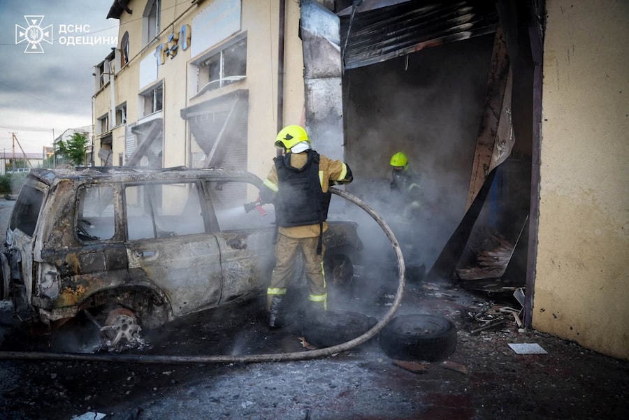 I vigili del fuoco intervengono sul luogo di un'officina meccanica colpita da un attacco missilistico russo avvenuto in mattinata, nel contesto dell'offensiva russa contro l'Ucraina, a Odessa, Ucraina, il 17 luglio 2026. (via REUTERS)