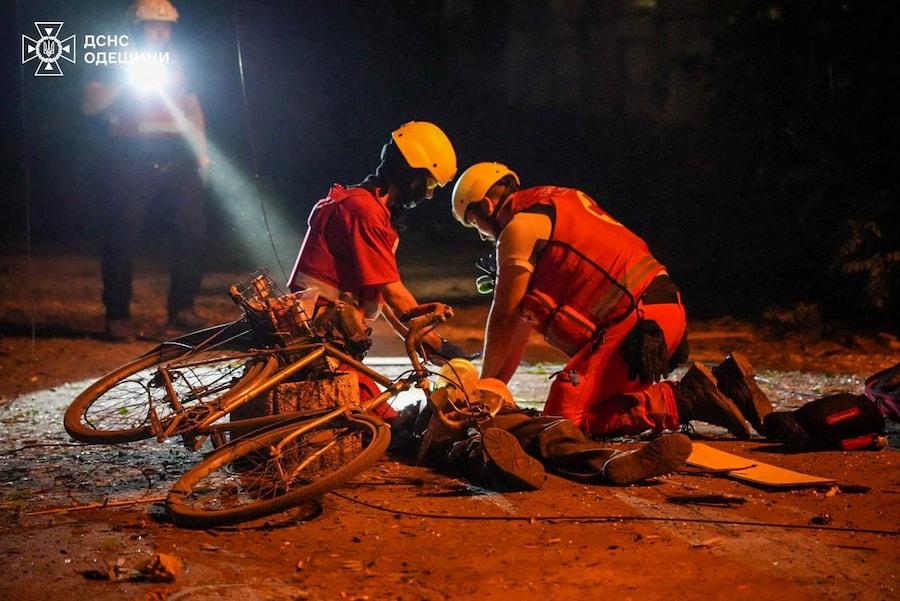 In questa foto fornita il 17 luglio 2026, alcuni paramedici volontari della Croce Rossa praticano la rianimazione cardiopolmonare a una persona rimasta ferita in seguito a un attacco missilistico russo avvenuto in tarda serata, nel contesto dell’offensiva russa contro l’Ucraina, a Odessa, in Ucraina. (via REUTERS)