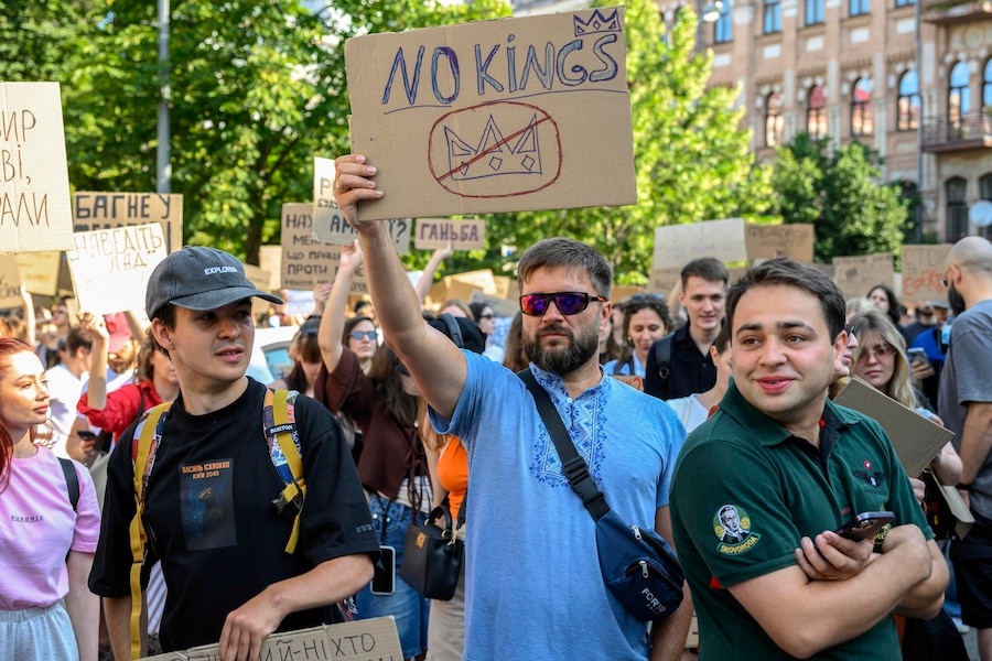 Gli ucraini protestano contro la destituzione del ministro della Difesa ucraino Mykhailo Fedorov nel centro di Kiev, in Ucraina, il 16 luglio 2026. (EPA)