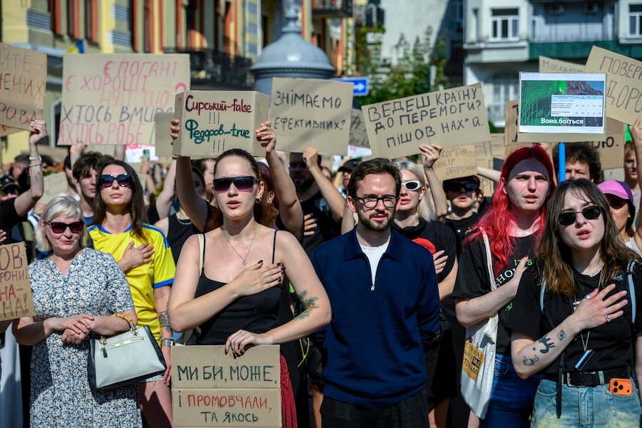 Gli ucraini protestano contro la destituzione del ministro della Difesa ucraino Mykhailo Fedorov nel centro di Kiev, in Ucraina, il 16 luglio 2026. (EPA)