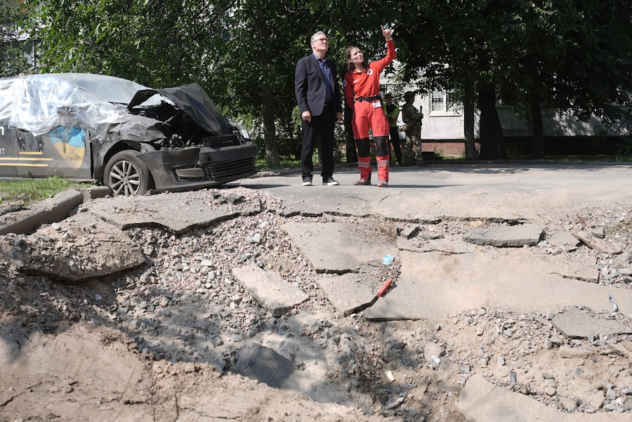 Il primo ministro britannico Keir Starmer, a sinistra, parla con un soccorritore in un quartiere alla periferia di Kiev, dove il 6 luglio un edificio è stato colpito da un massiccio attacco missilistico russo, giovedì 16 luglio 2026. Keir Starmer visita l’Ucraina per l’ultima volta prima di lasciare la carica. (APN)