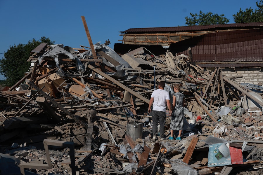 Una famiglia si trova in piedi sulle rovine della propria abitazione dopo che una bomba guidata russa ha colpito la loro casa privata a Zaporizhzhia, in Ucraina, giovedì 16 luglio 2026. (APN)
