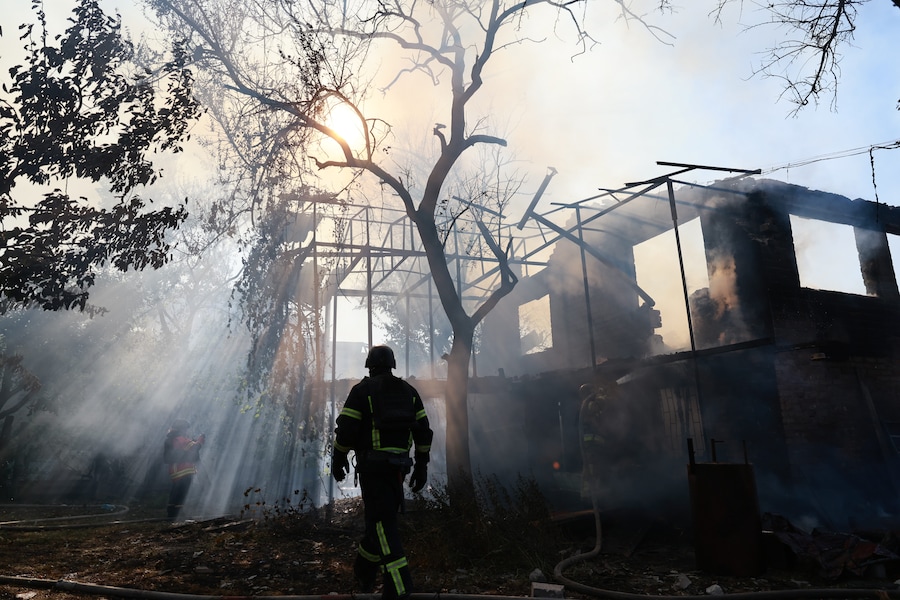 Un vigile del fuoco spegne un incendio dopo che una bomba guidata russa ha colpito un'abitazione privata a Zaporizhzhia, in Ucraina, giovedì 16 luglio 2026. (APN)