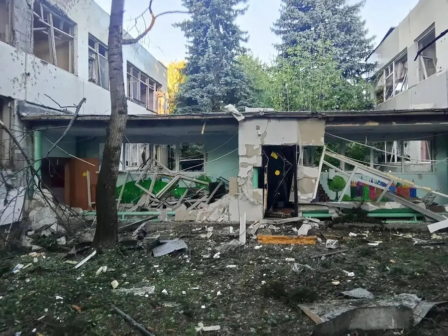 Una foto diffusa dal canale Telegram ufficiale del governatore della regione di Mosca, Andrei Vorobyev, mostra un edificio danneggiato durante un attacco con droni ucraini a Elektrostal, nella regione di Mosca, in Russia, il 18 luglio 2026. Nella notte del 18 luglio, le Forze Armate ucraine hanno sferrato un massiccio attacco con droni contro i magazzini del negozio online Wildberries nella regione di Tambov e nella regione di Mosca. Otto persone sono state uccise (sette nella regione di Tambov e una nella regione di Mosca) e 62 sono rimaste ferite. (EPA/Canale Telegram ufficiale del governatore della regione di Mosca Andrei Vorobyev)