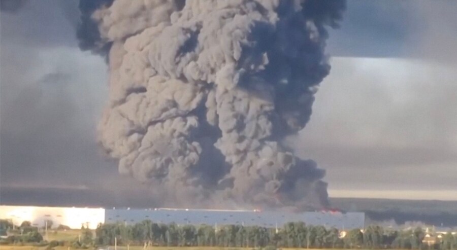 Il fumo si alza da un magazzino, in seguito agli attacchi mortali sferrati da droni ucraini, secondo quanto riferito dai governatori regionali, a Elektrostal, nella regione di Mosca, in Russia, il 18 luglio 2026, in questa immagine tratta da un video pubblicato sui social media. (Social Media via REUTERS)