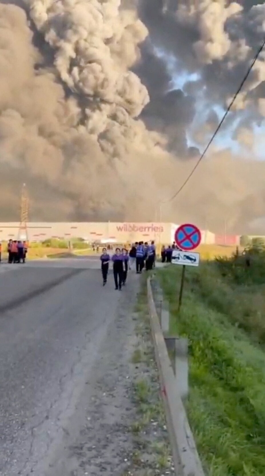 Il fumo si alza da un magazzino, in seguito ai mortali attacchi con droni ucraini, secondo quanto riferito dai governatori regionali, a Elektrostal, nella regione di Mosca, in Russia, il 18 luglio 2026, in questa immagine tratta da un video pubblicato sui social media. (Social Media via REUTERS)