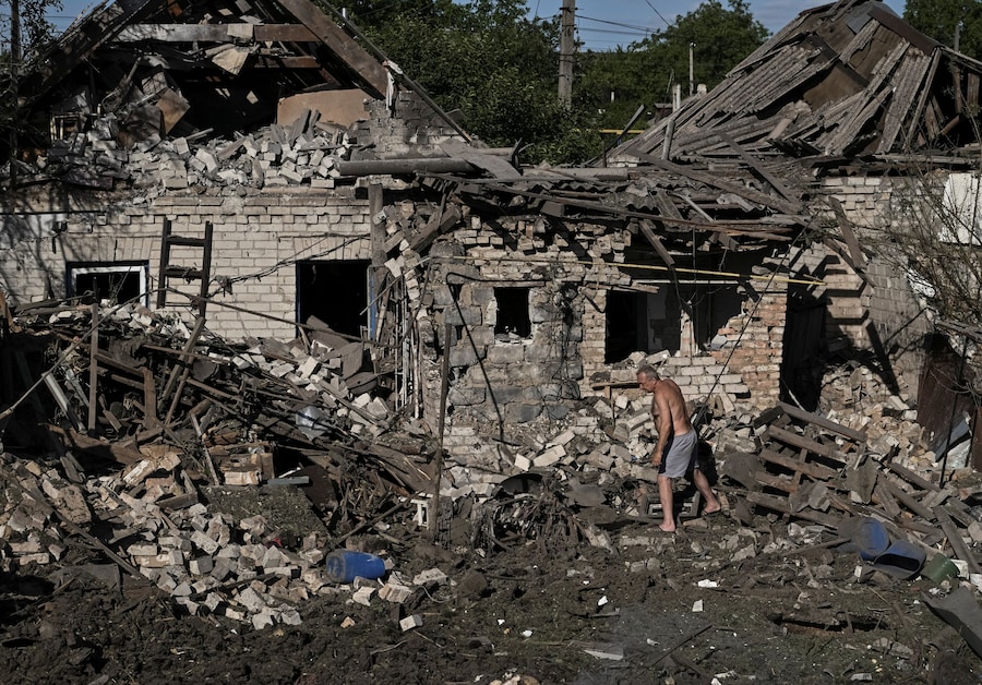 Un residente ispeziona la propria casa colpita da un attacco aereo russo, nel contesto dell'offensiva russa contro l'Ucraina, a Zaporizhzhia, Ucraina, il 18 luglio 2026. (REUTERS/Stringer)
